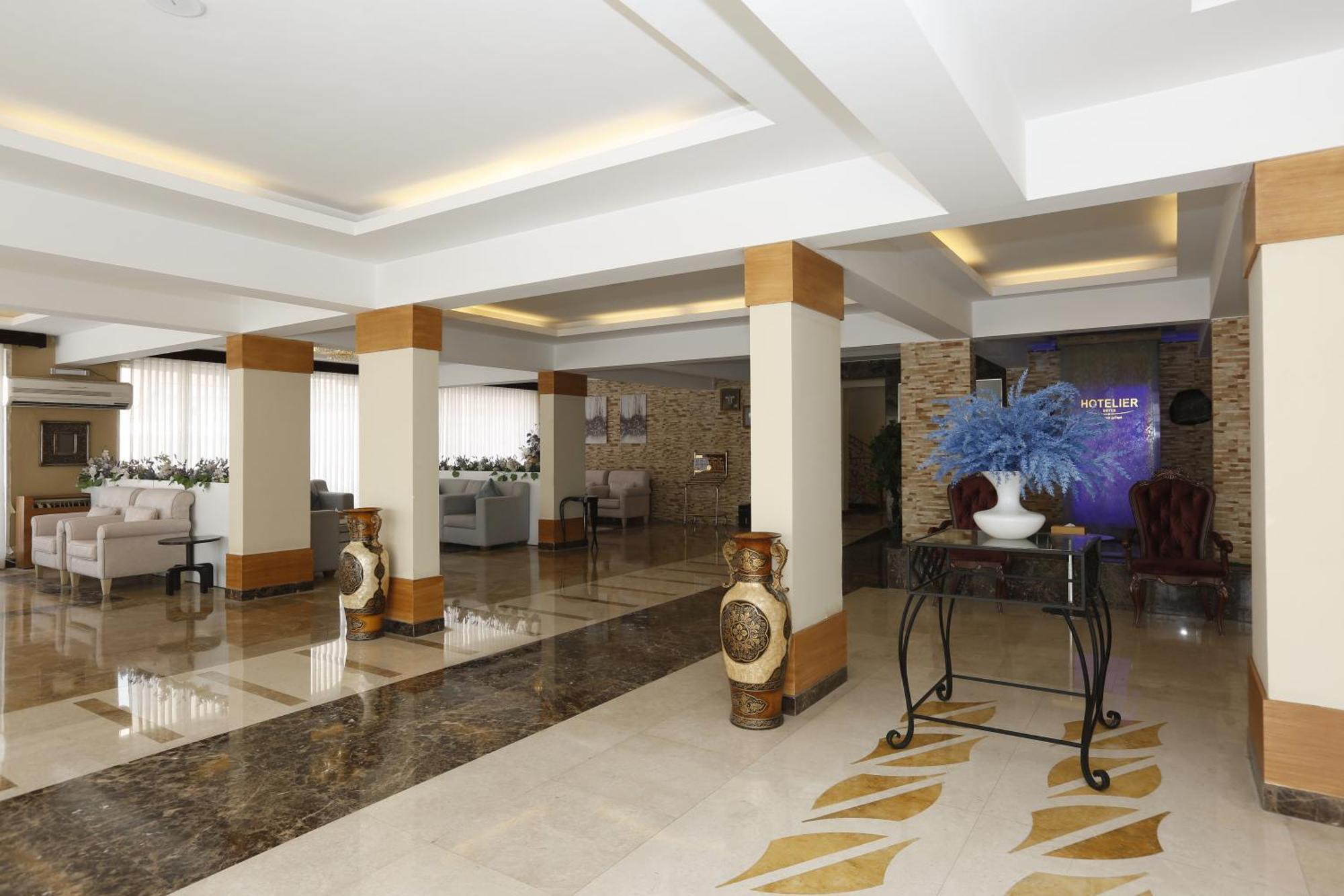 Hotelier By Cantonal *
